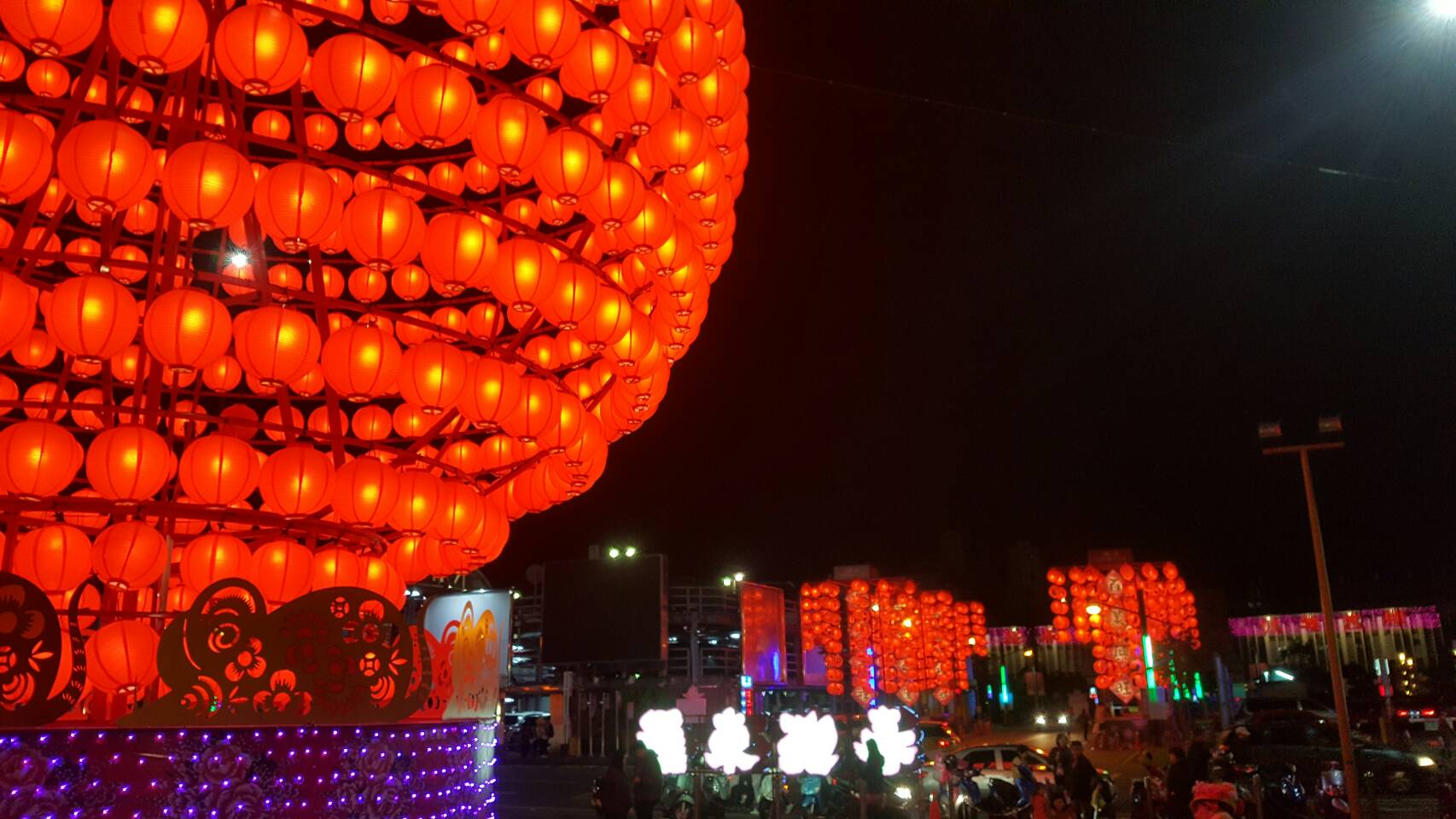 羅東迎春正式點燈 最大燈籠輝映夜市之美
