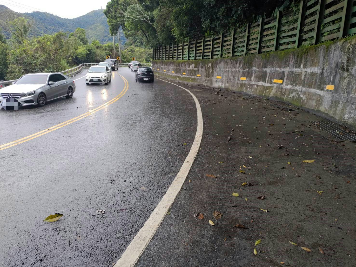 春節交通傳意外 蘇花公路落石擊中大客車.另台鐵跳電致列車延誤