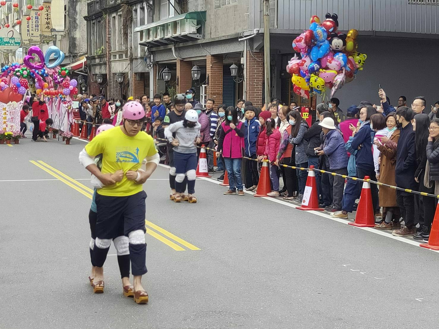 五結鄉元宵走尪除疫祈福 永安宮百人神轎千人鑽轎腳