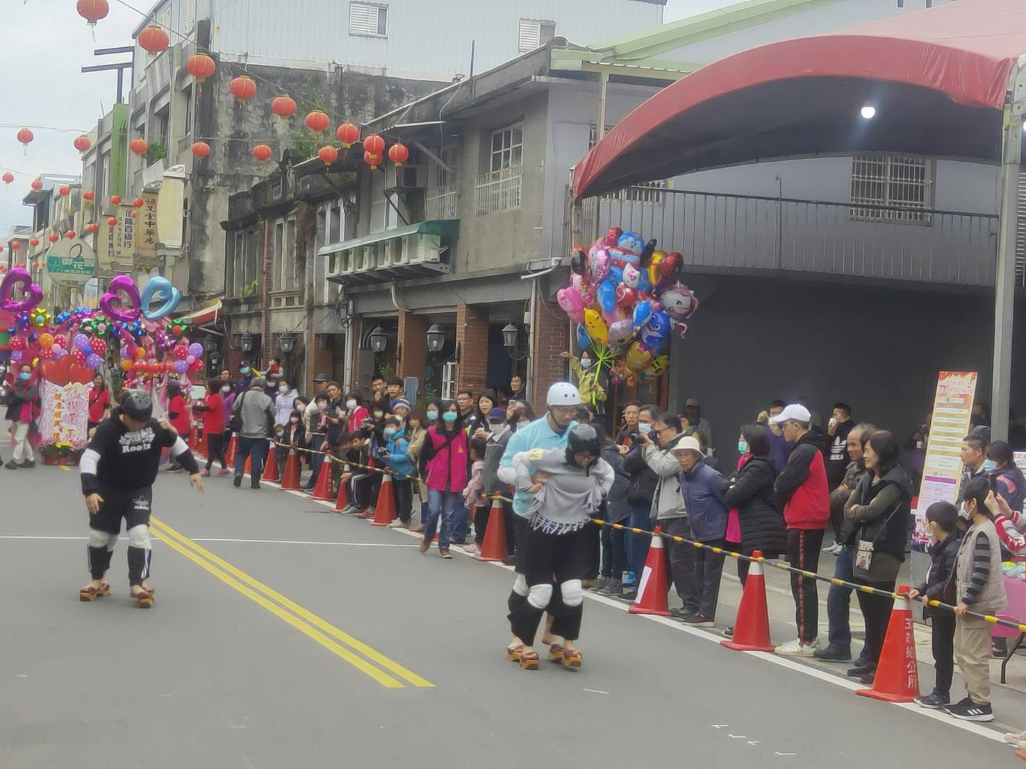 五結鄉元宵走尪除疫祈福 永安宮百人神轎千人鑽轎腳