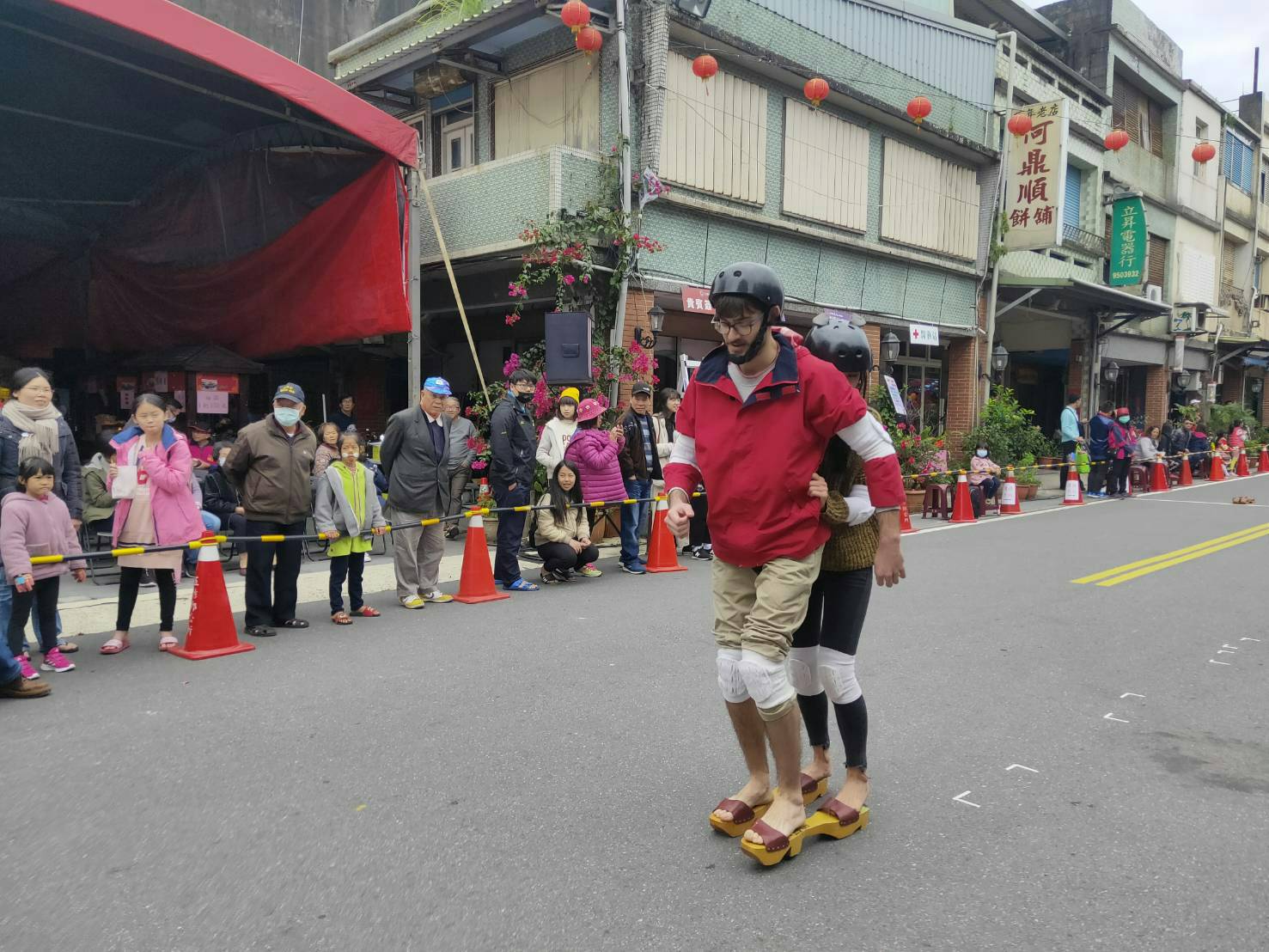 五結鄉元宵走尪除疫祈福 永安宮百人神轎千人鑽轎腳