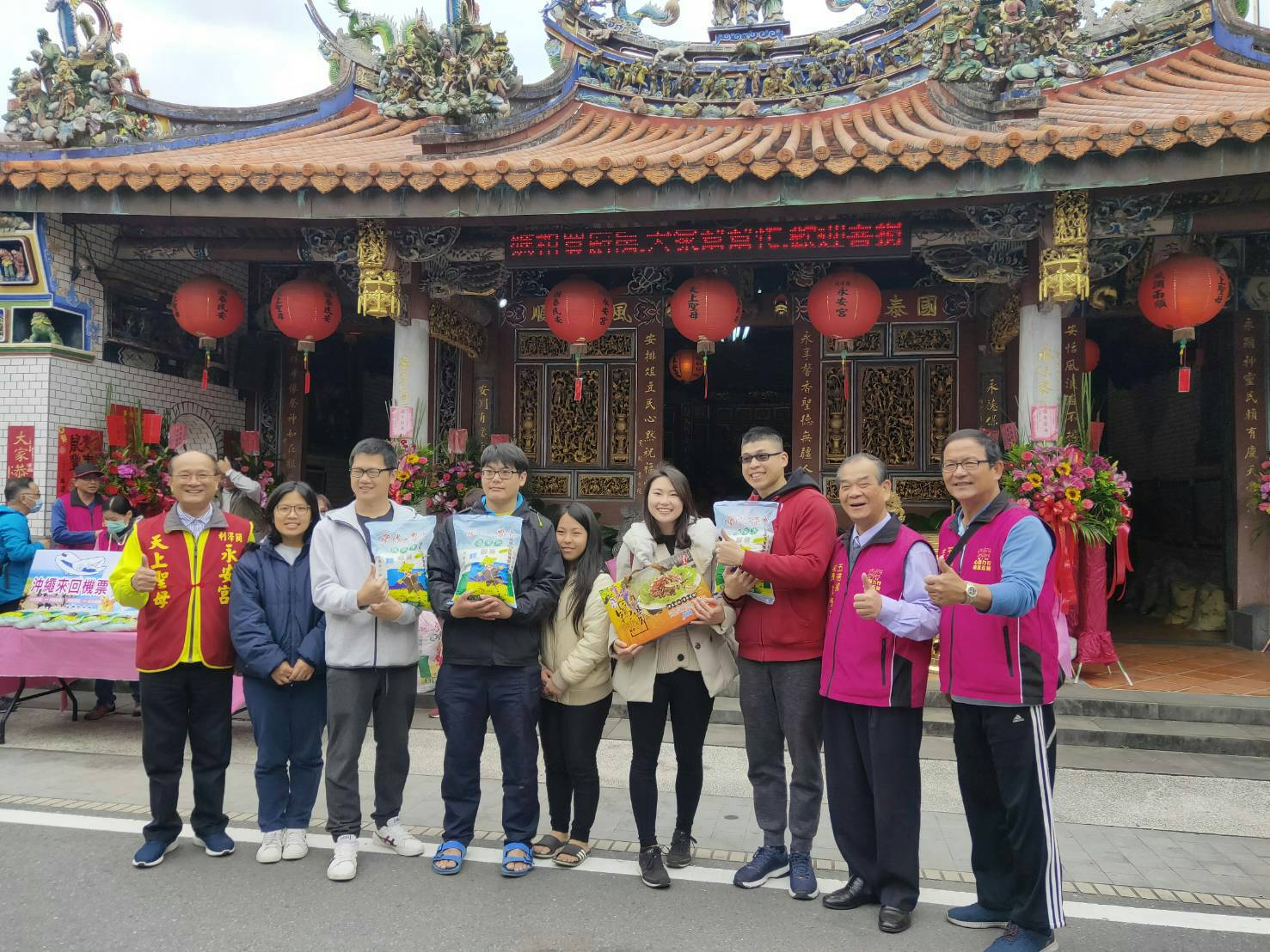 尪揹某青年組- 左至右第3名、 第2名、第1 名!