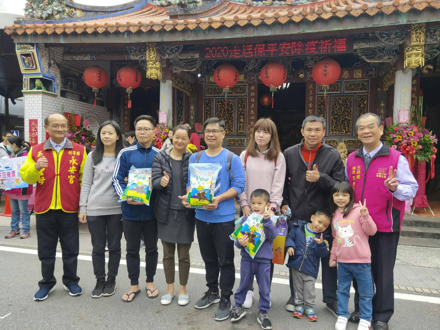 五結鄉元宵走尪除疫祈福 永安宮百人神轎千人鑽轎腳