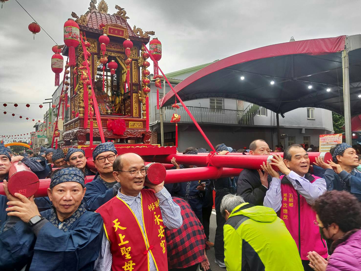 五結鄉元宵走尪除疫祈福 永安宮百人神轎千人鑽轎腳