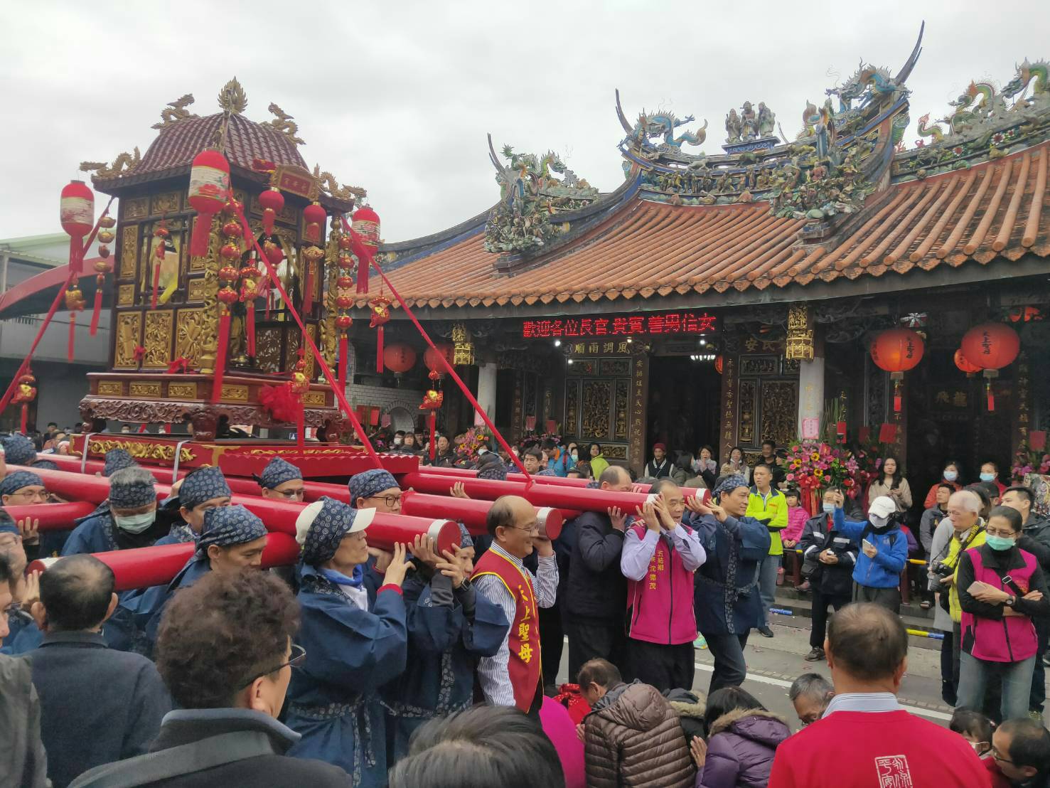 五結鄉元宵走尪除疫祈福 永安宮百人神轎千人鑽轎腳