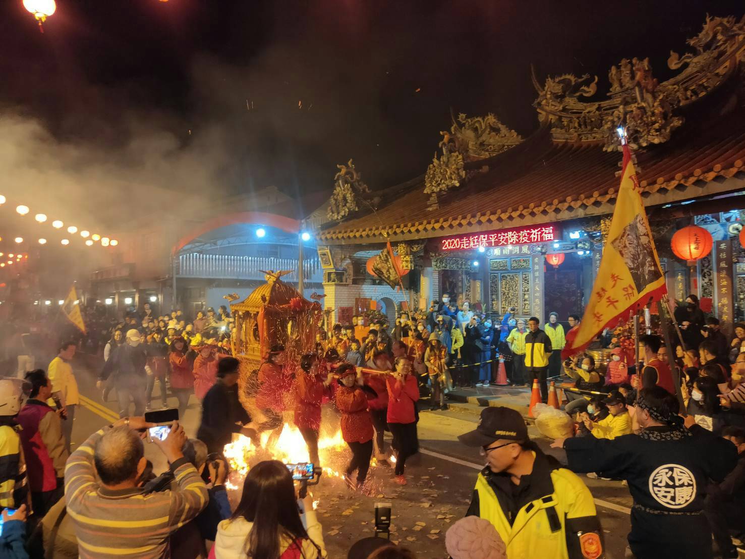 五結鄉元宵走尪除疫祈福 永安宮百人神轎千人鑽轎腳