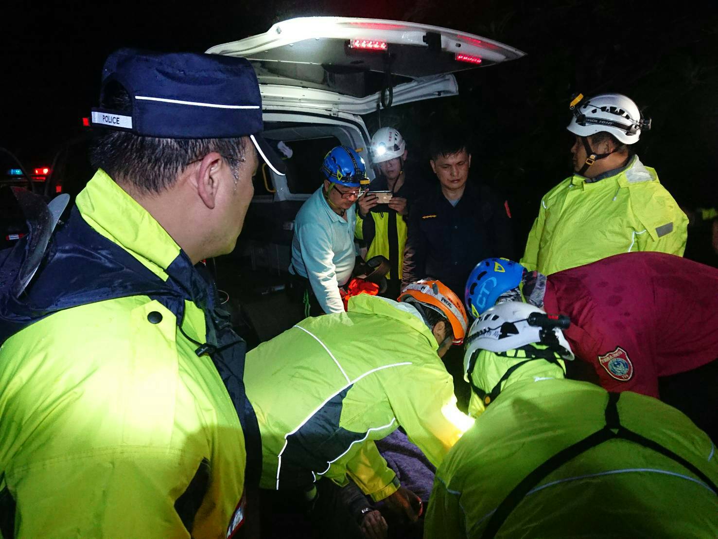 潘姓女登山客失聯 蘇澳警方漏夜成功救援