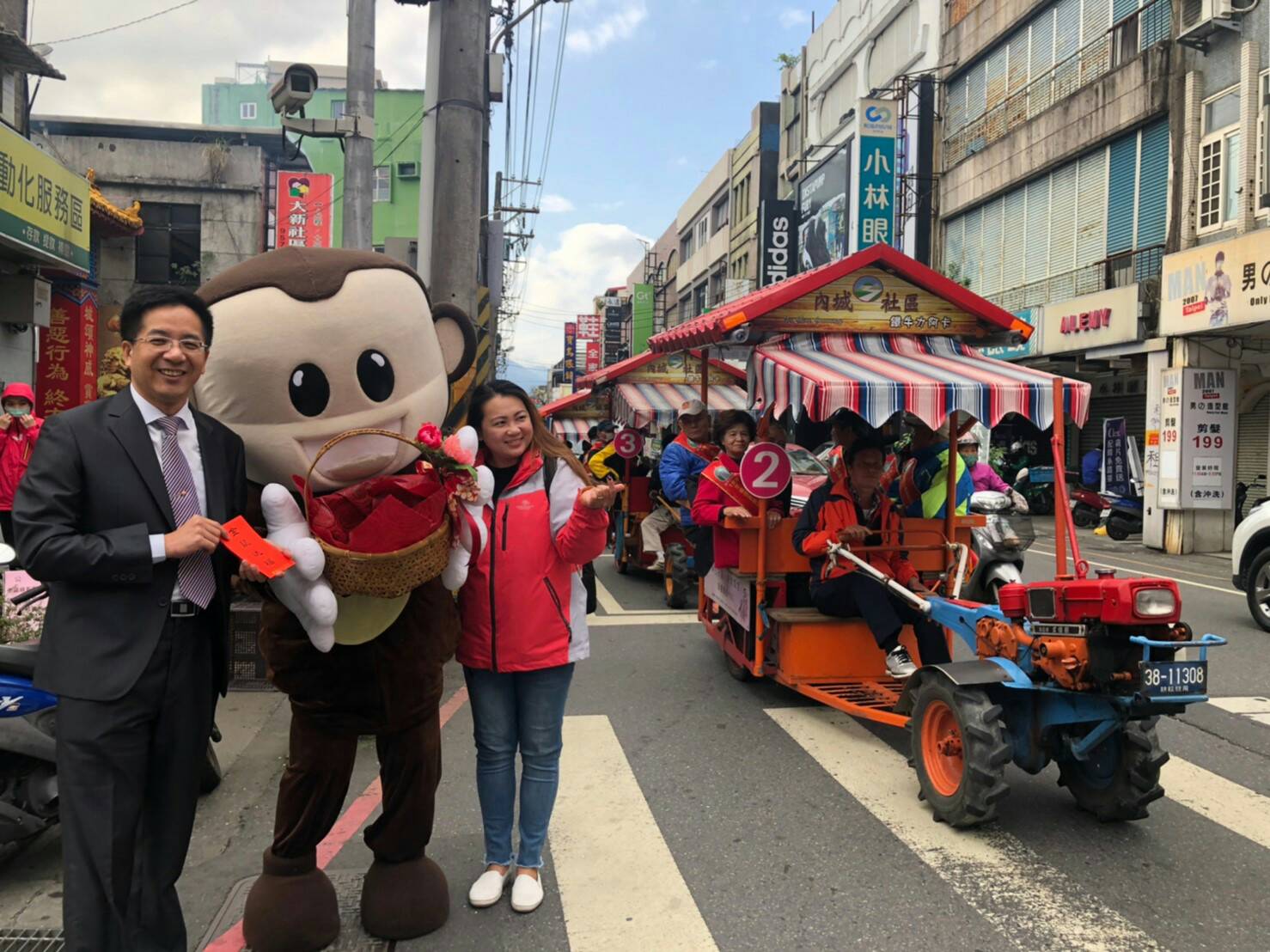 羅東鎮農會別出心裁 鐵牛力阿卡遊街慶祝農民節