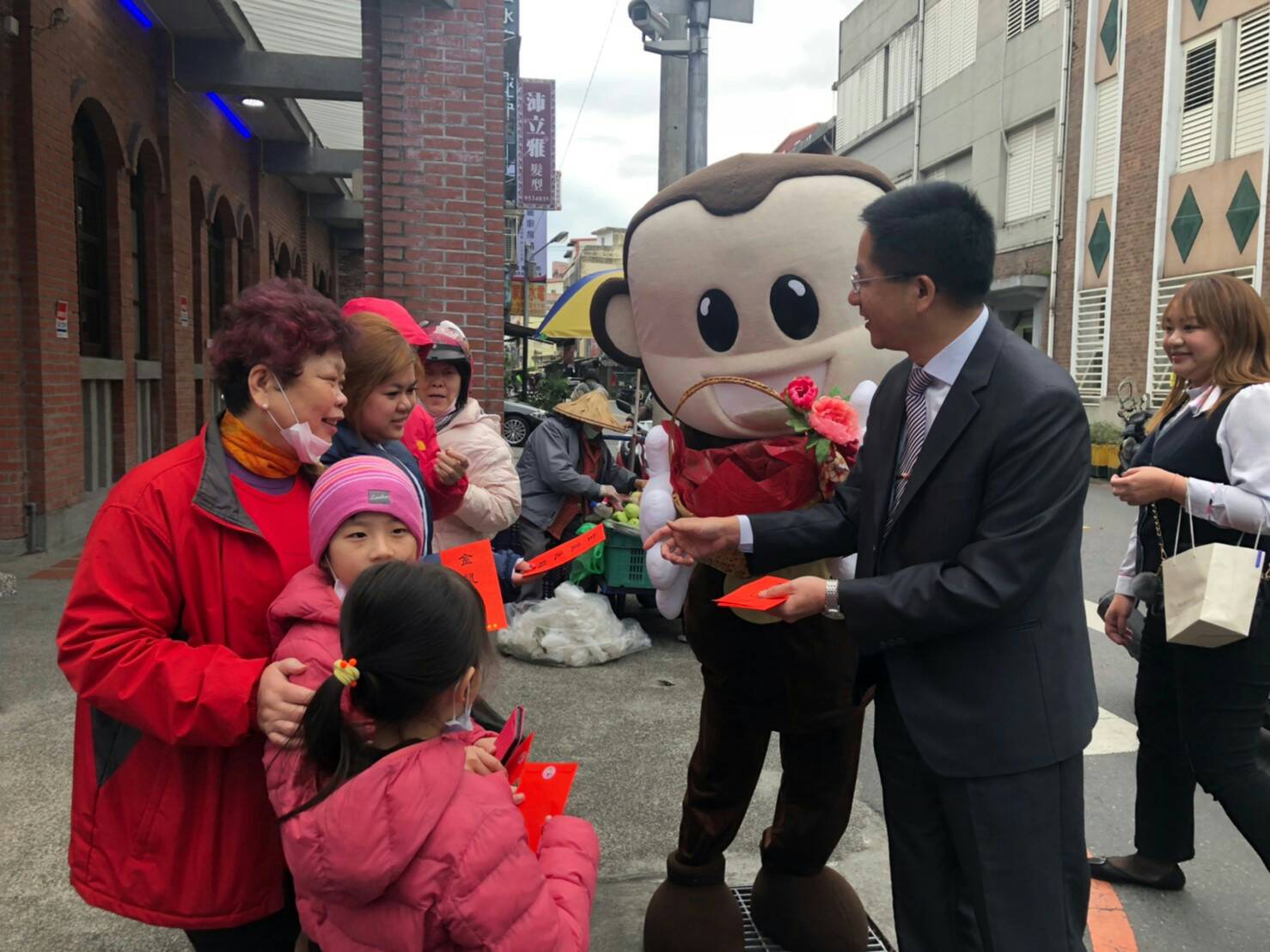 羅東鎮農會別出心裁 鐵牛力阿卡遊街慶祝農民節