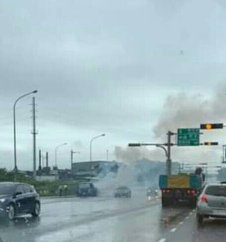 小貨車突冒濃煙 嚇壞國道五號蘇澳交流道旅客