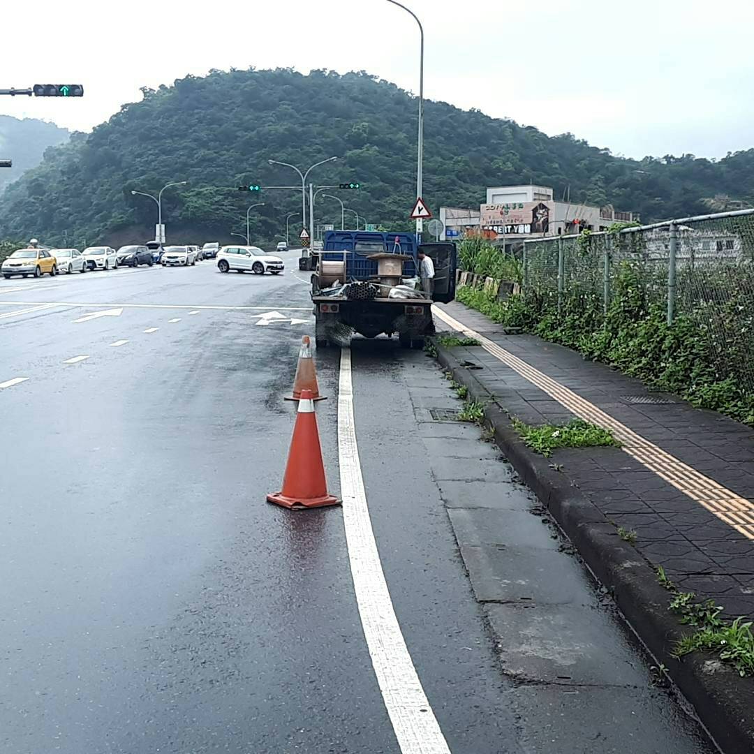 小貨車突冒濃煙 嚇壞國道五號蘇澳交流道旅客