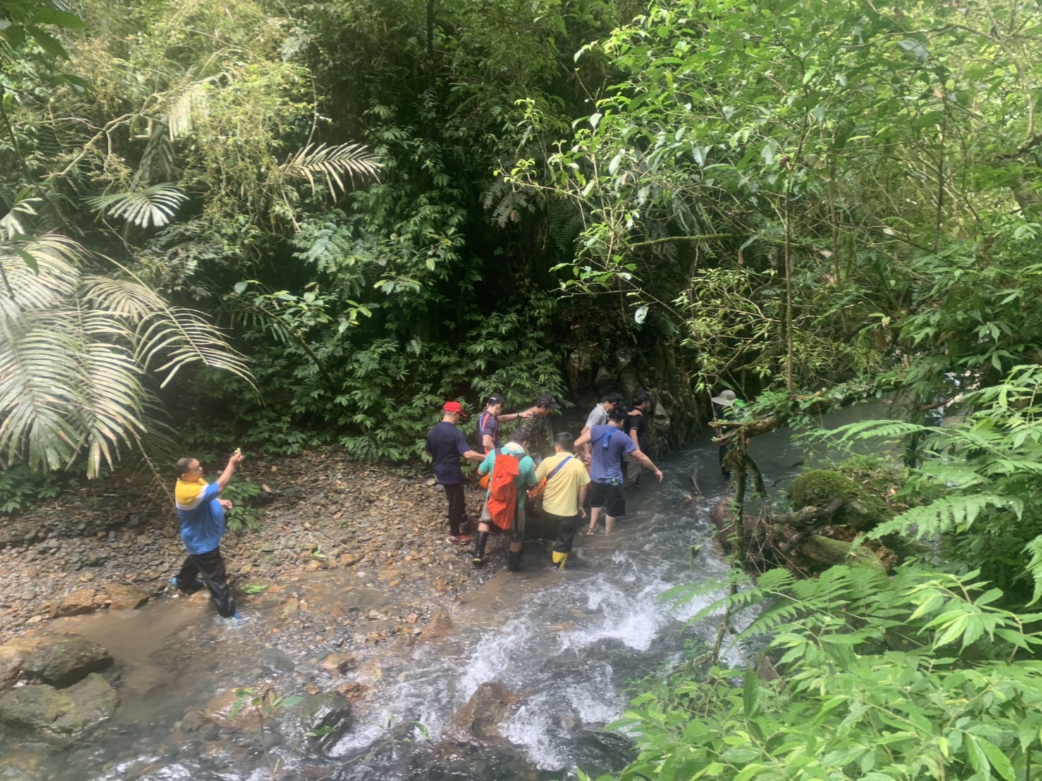 74老翁遊礁溪月眉坑瀑布摔傷 二十餘警消協助救援送醫