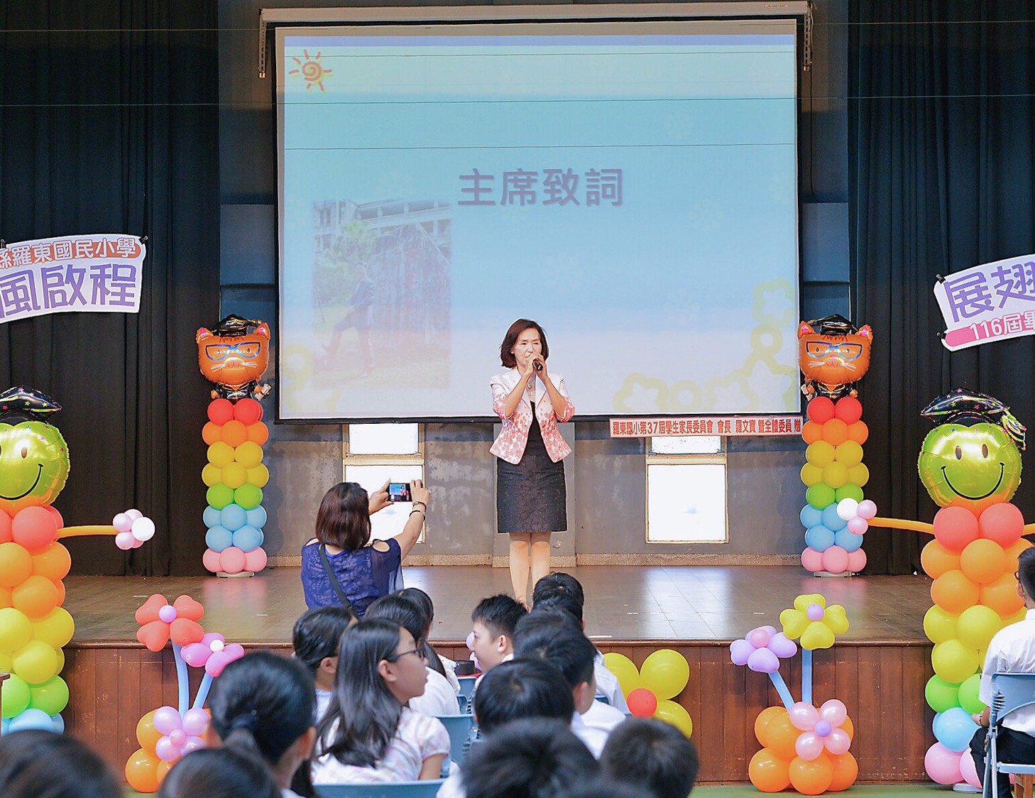 傑出校友林姿妙返母校羅東國小參加畢典 驚喜印記拚圖和印章