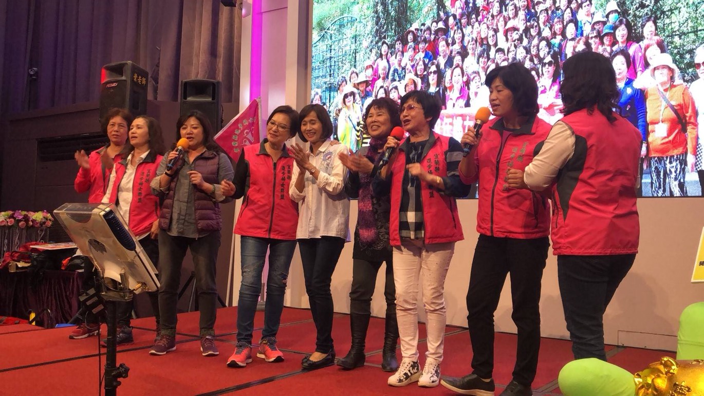 徐慧諭率進步婦女聯盟春遊 聲勢浩大