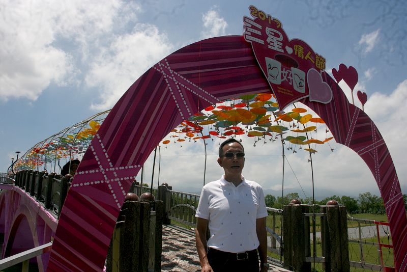 三星鄉長黃錫墉破解迷信小雨傘會讓情侶依靠後緊蜜