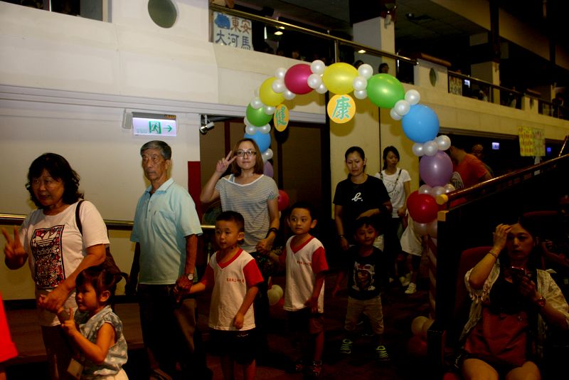 家長帶著小朋友走過快樂門