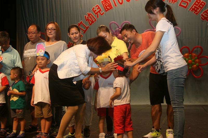 林姿妙鎮長為新生小朋友加冠