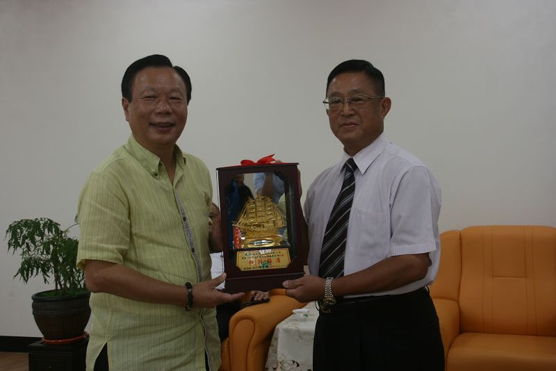 蘇澳鎮長陳金麟頒贈獎座給林明宗