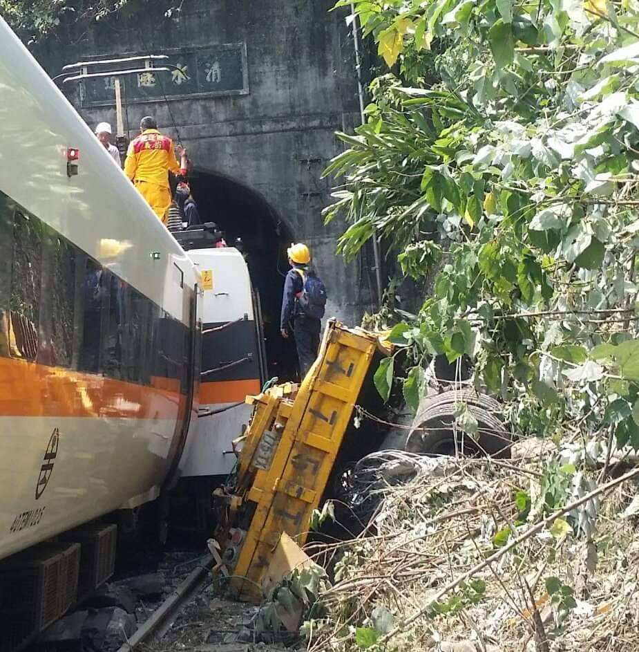 太魯閣號清水隧道出軌