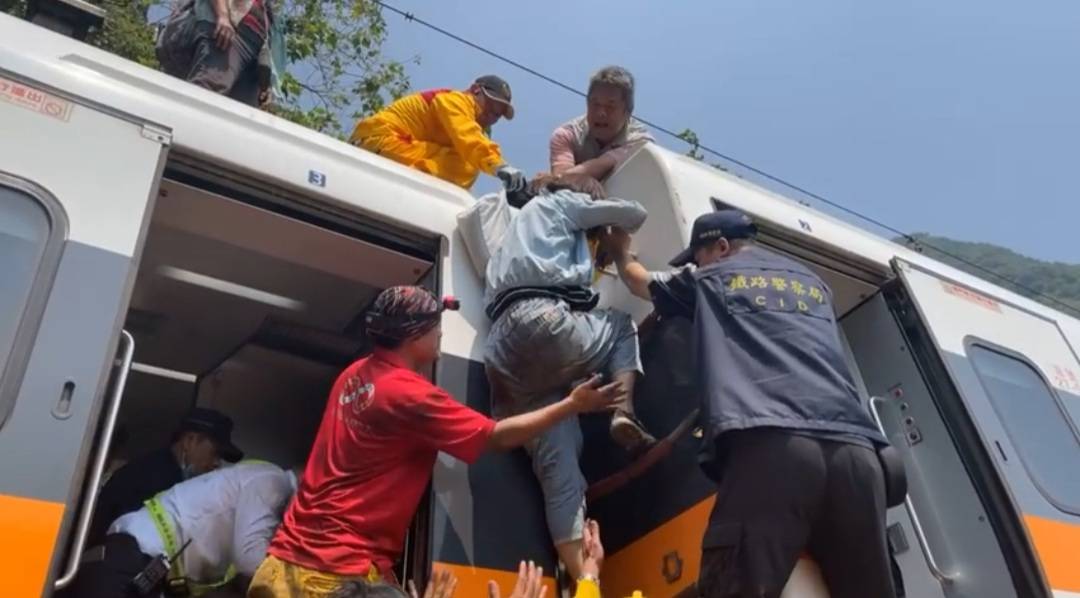 太魯閣號清水隧道出軌