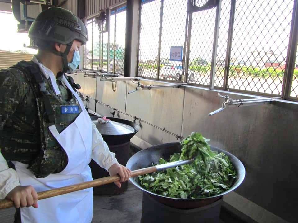 五結聖清宮董事長蕭清海則謙稱，此次捐贈國軍白米係對支持國家略盡棉薄之力，還勞動莊營長及食勤組許組長前來代表受贈，期望能藉此拋磚引玉讓有更多民眾用行動來支持國軍，共同厚植國力捍衛國家、保衛家園安全。