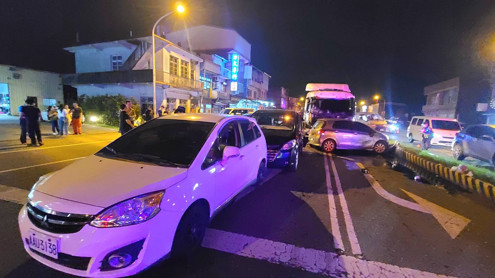 冬山路二段10車追撞