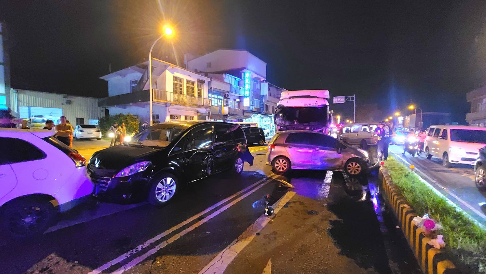 冬山路二段10車追撞