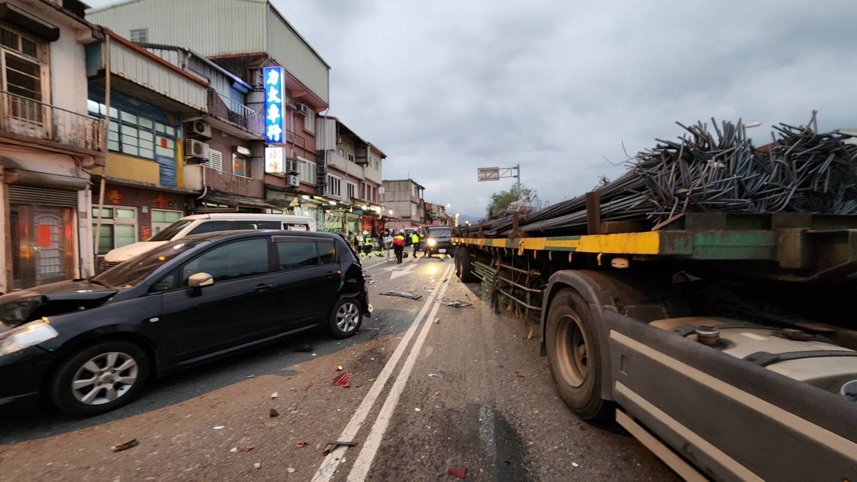 冬山路二段10車追撞