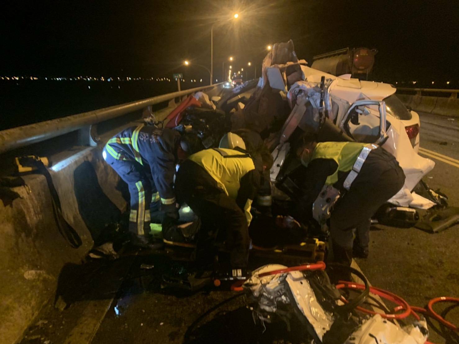 噶瑪蘭橋自小客與化學槽車碰撞