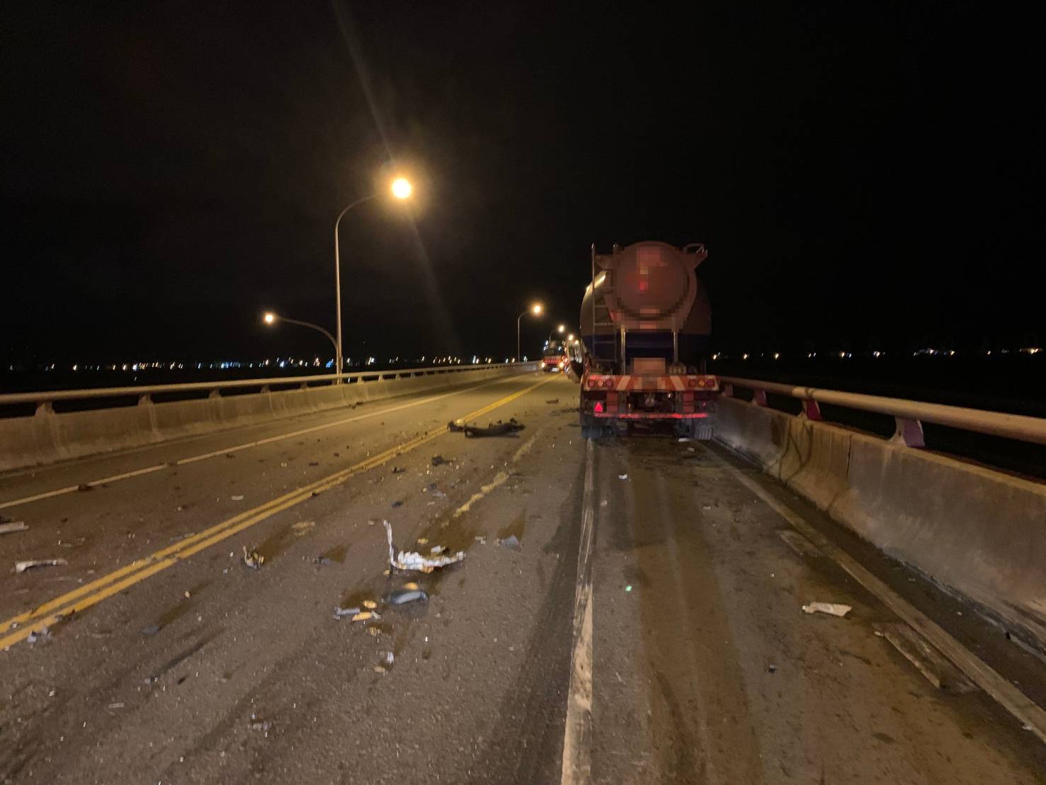 噶瑪蘭橋自小客與化學槽車碰撞