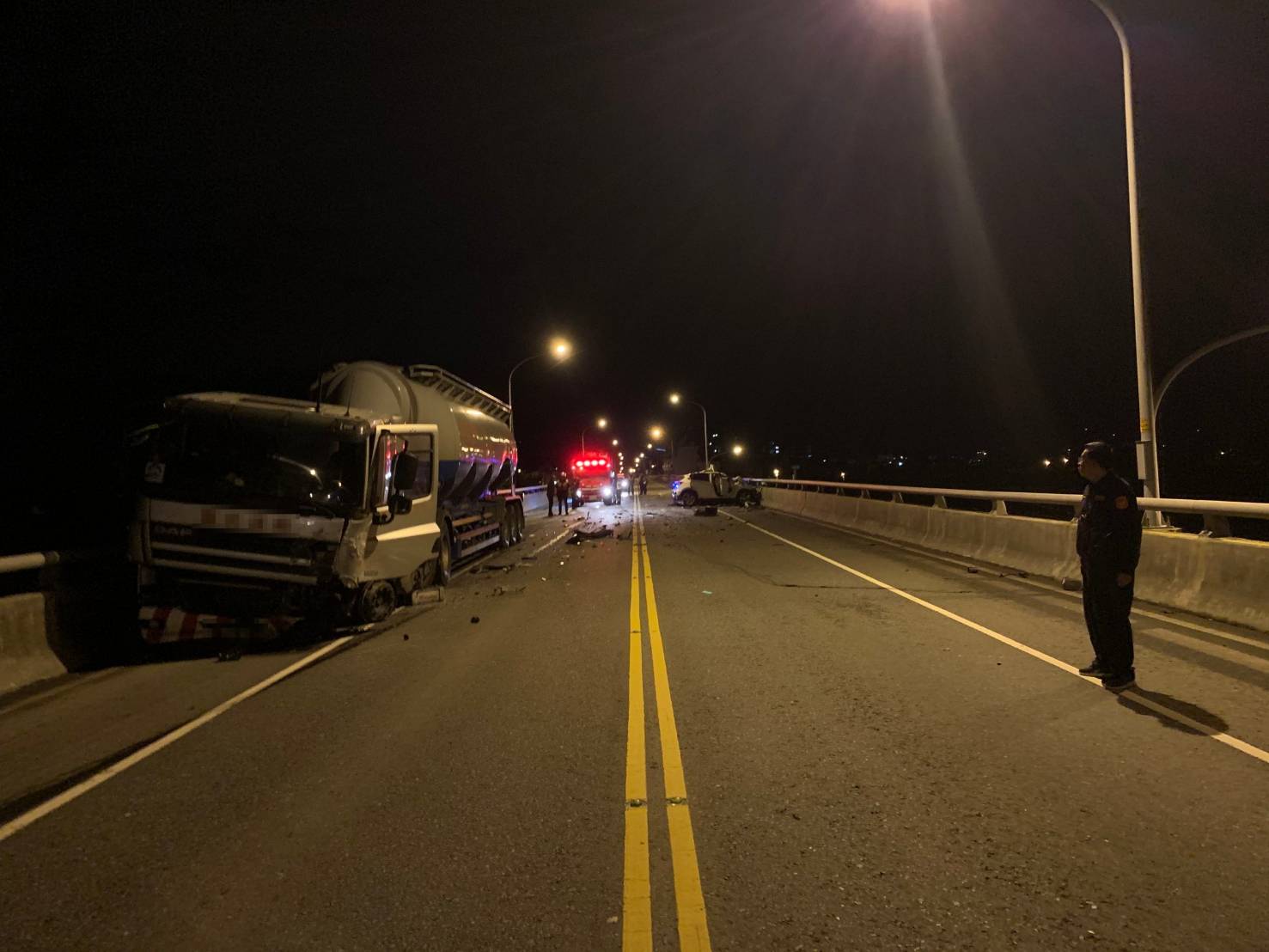 噶瑪蘭橋自小客與化學槽車碰撞