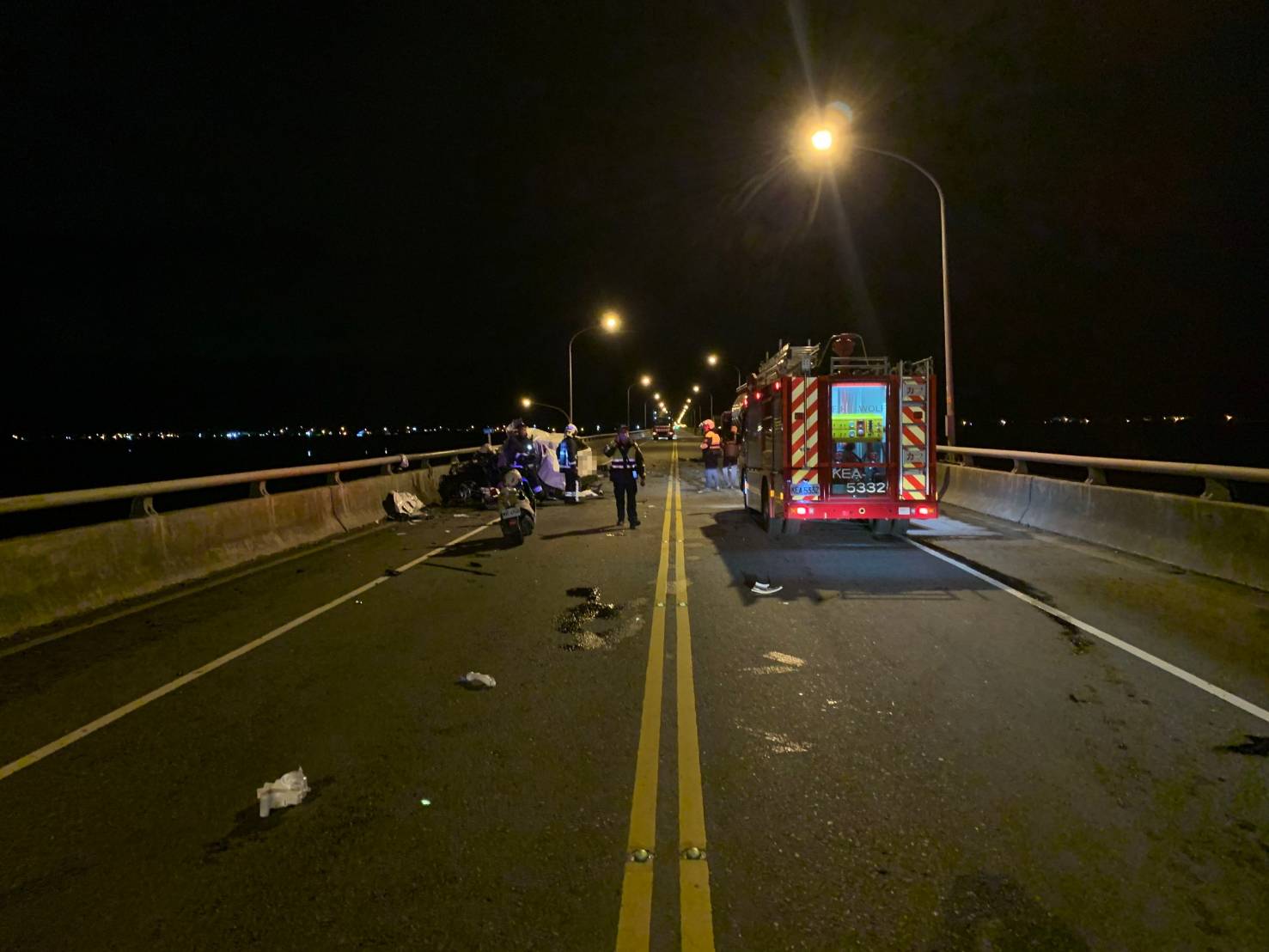 噶瑪蘭橋自小客與化學槽車碰撞