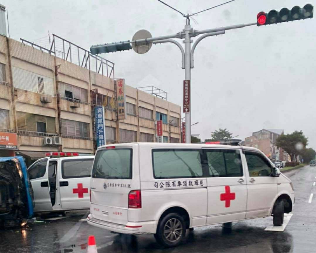 救護車與自小客車互撞