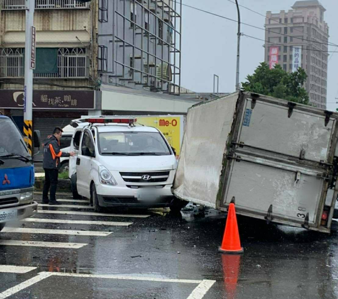 救護車與自小客車互撞