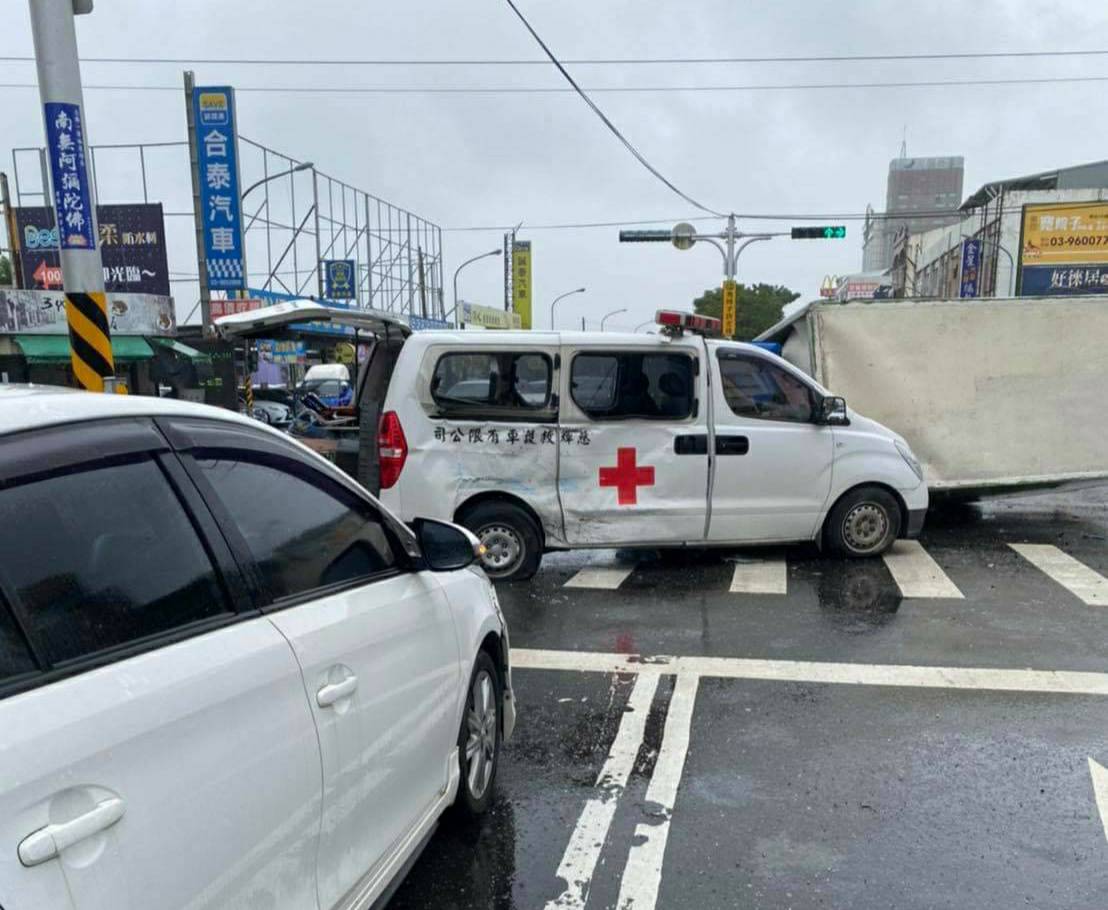 救護車與自小客車互撞