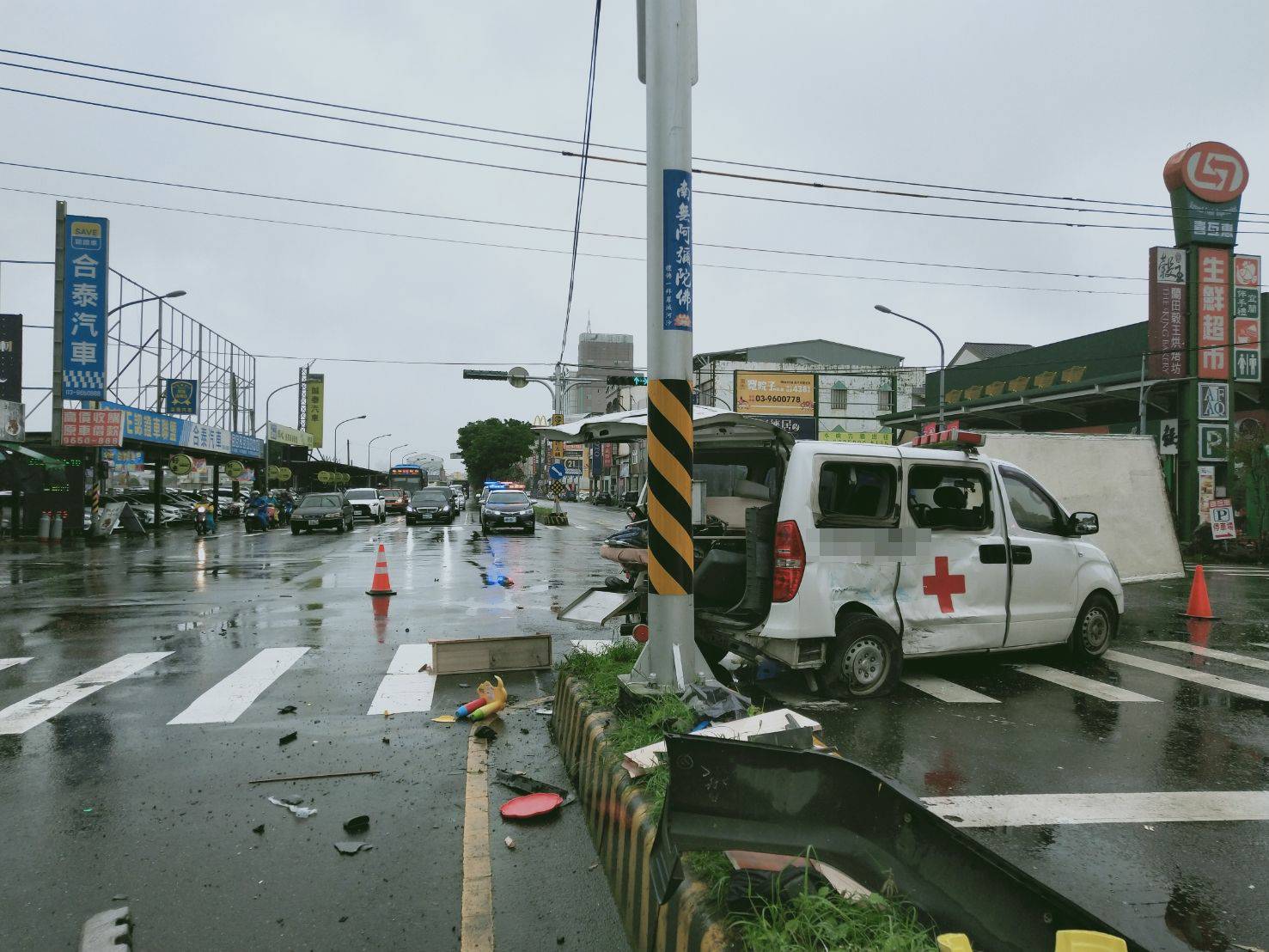 救護車與自小客車互撞