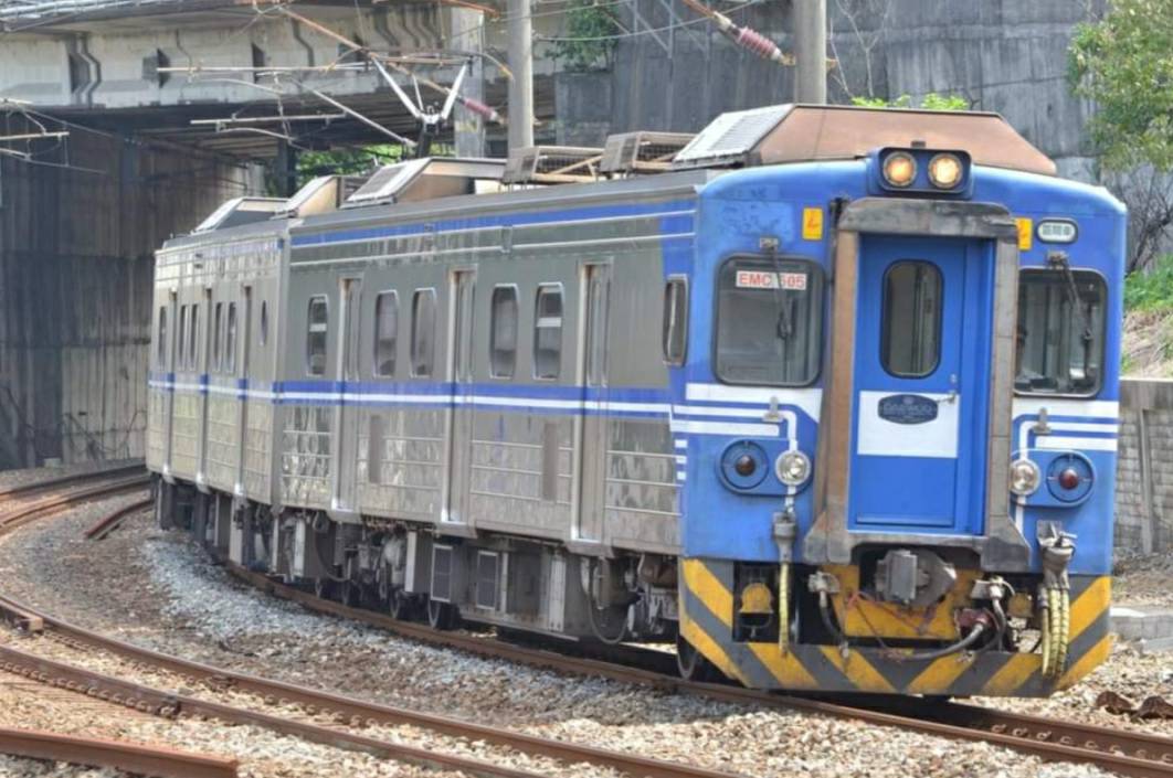 邊坡落石臺鐵北宜花線中斷