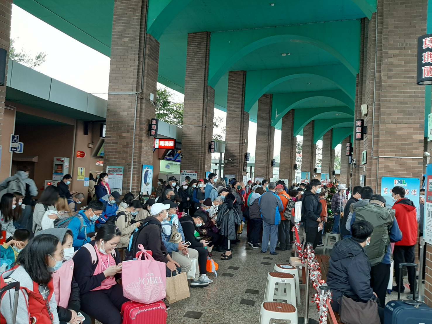 邊坡落石臺鐵北宜花線中斷