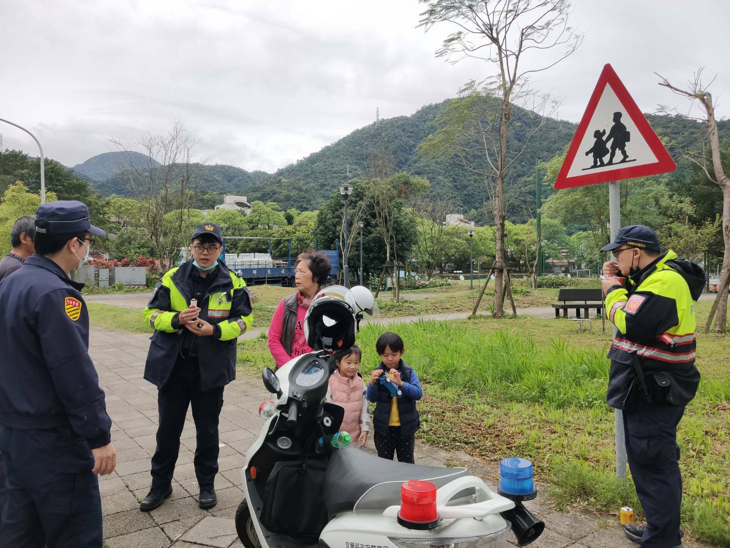 警察疏導交通真辛勞