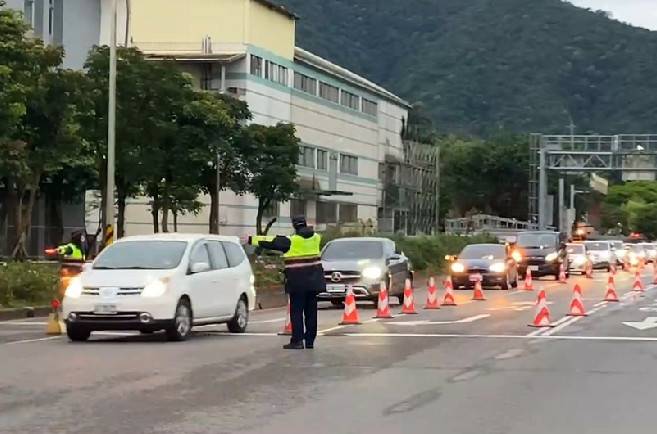 警察疏導交通真辛勞