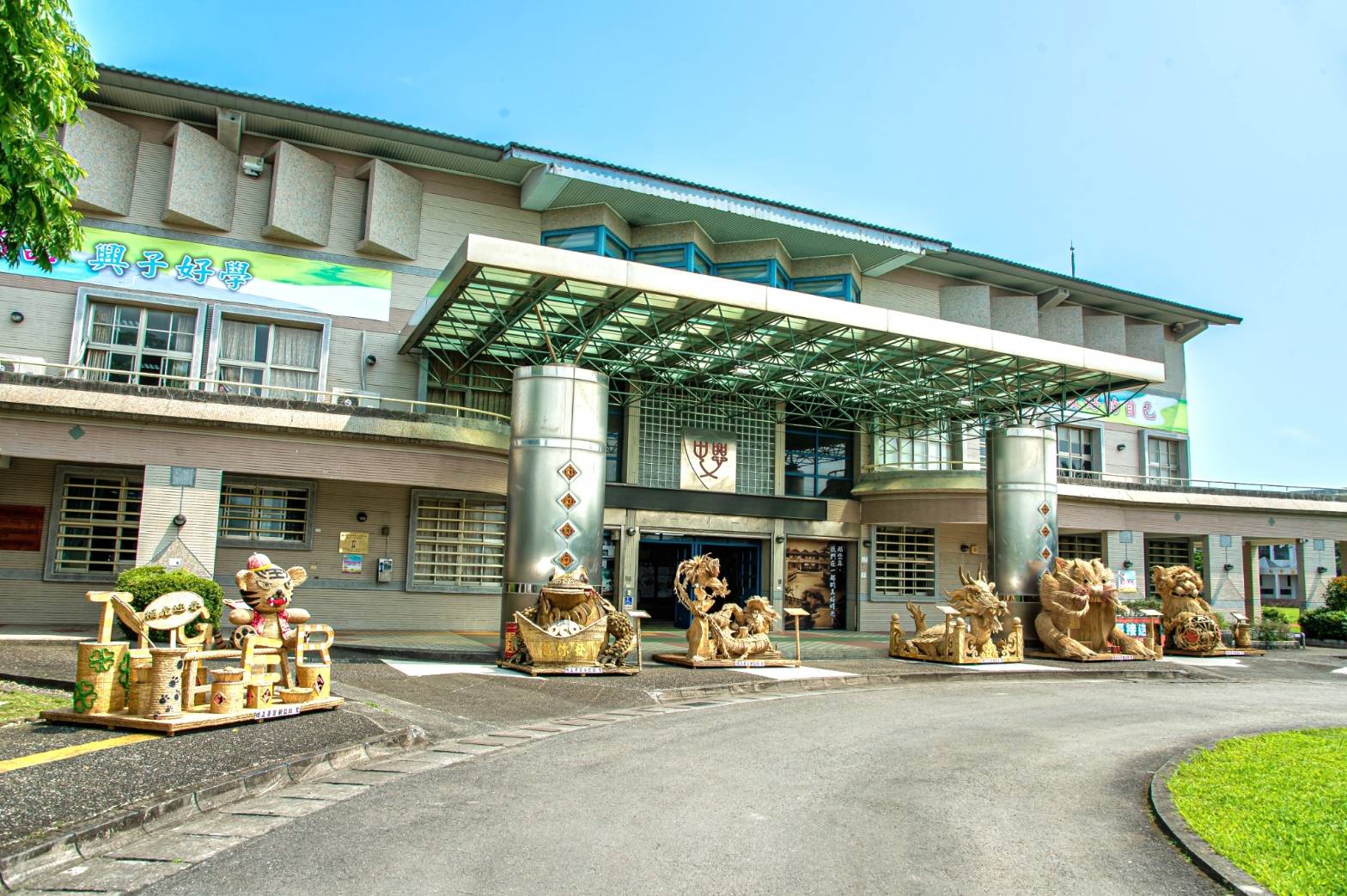 宜監收容人稻草裝置藝術