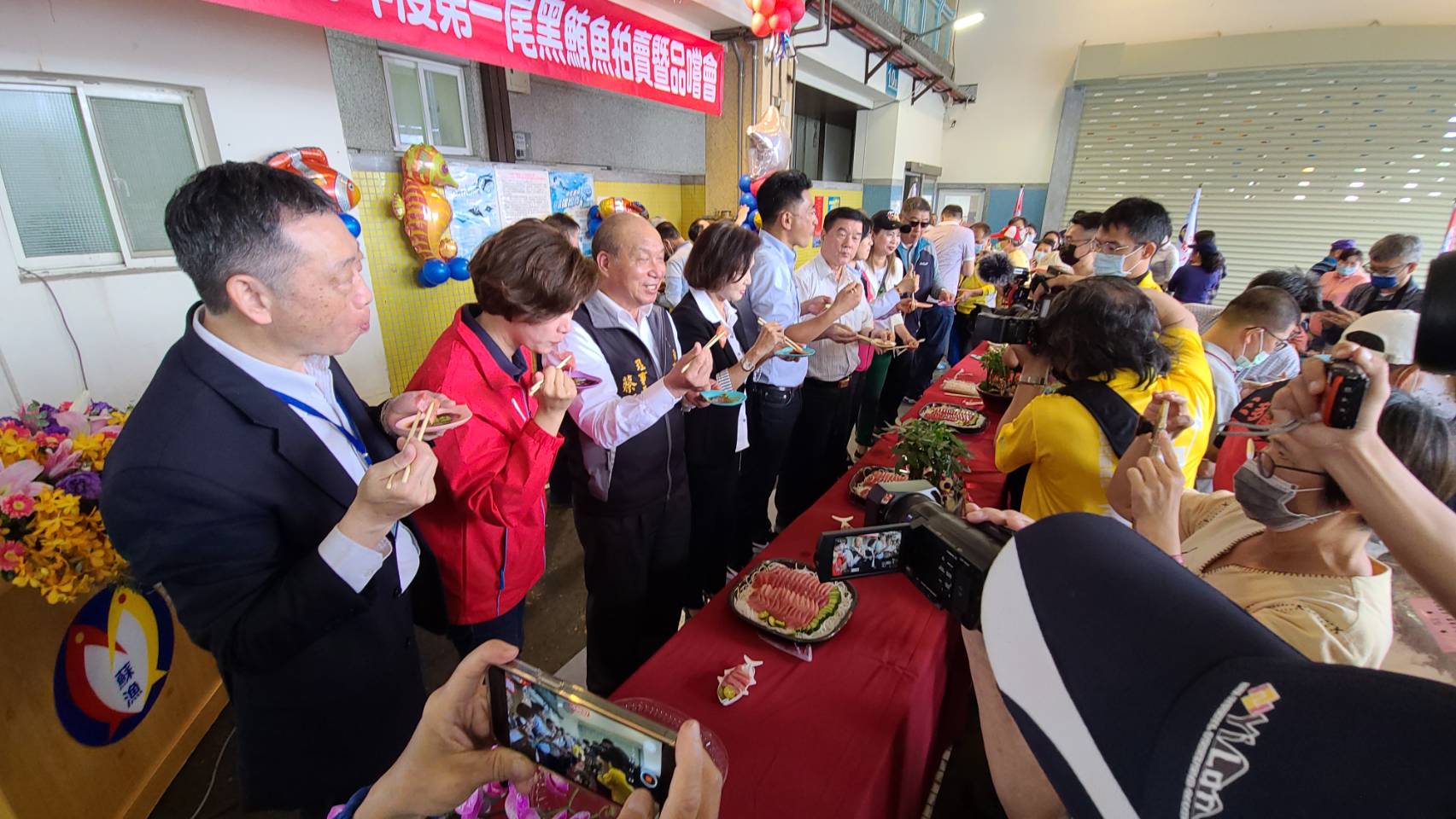 林姿妙縣長從5千元起價開始喊標，經多次喊價競標，最後以每公斤8300元得標，由三多屋及永豐餐廳共同標得。