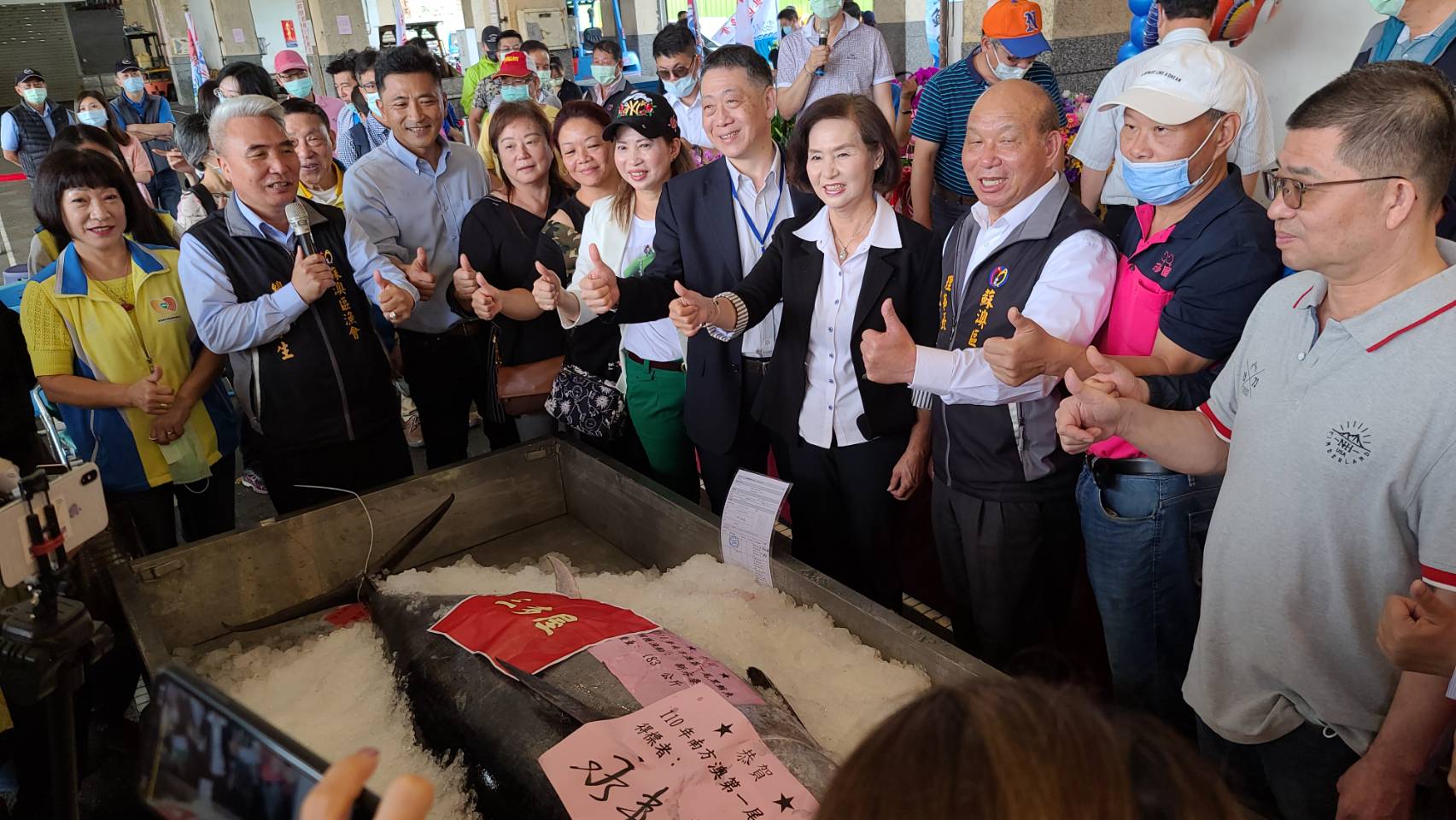 林姿妙縣長從5千元起價開始喊標，經多次喊價競標，最後以每公斤8300元得標，由三多屋及永豐餐廳共同標得。