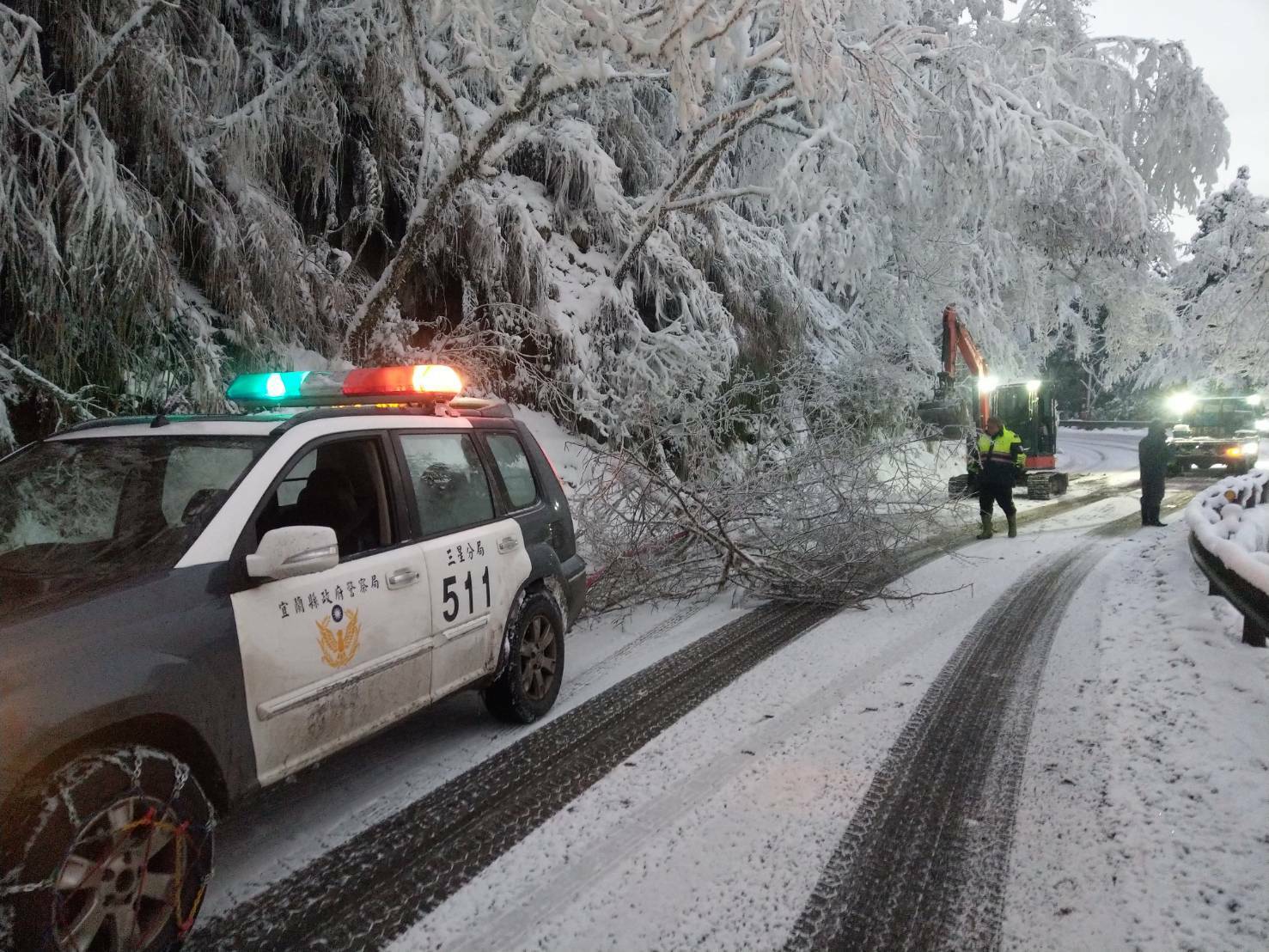 民眾若欲上山賞雪，務必留意道路狀況。本轄台七甲線路段時常發生落石及路樹倒塌情事，請民眾開心追雪之餘，亦要注意周遭環境，同時聽從警方管制與疏導，以確保人車安全。