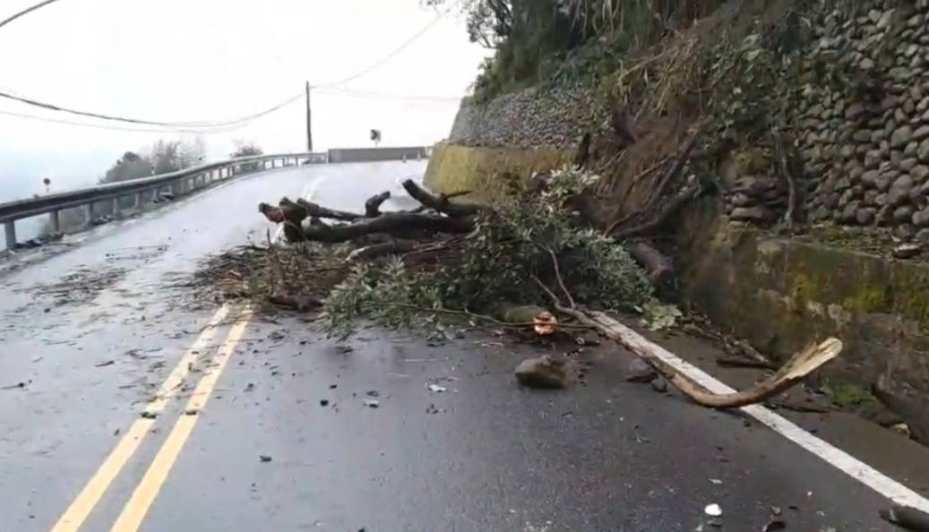 南山路段山壁落石崩塌