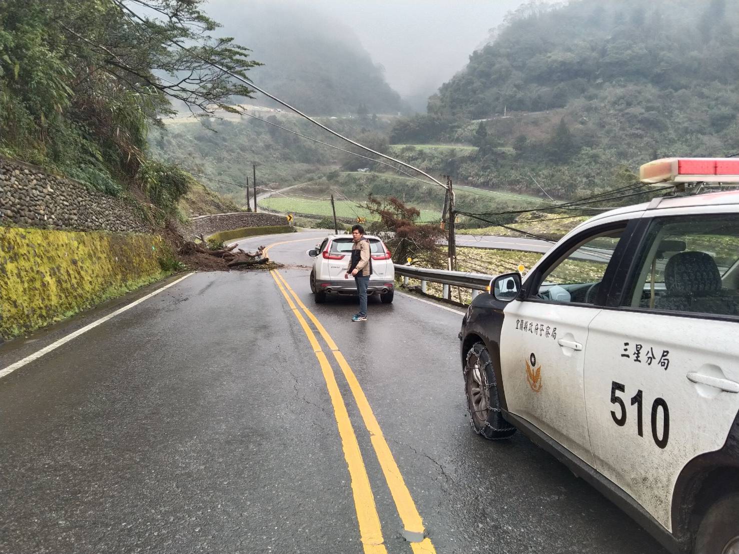 南山路段山壁落石崩塌