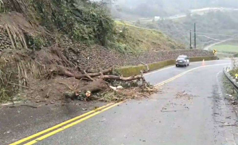 南山路段山壁落石崩塌