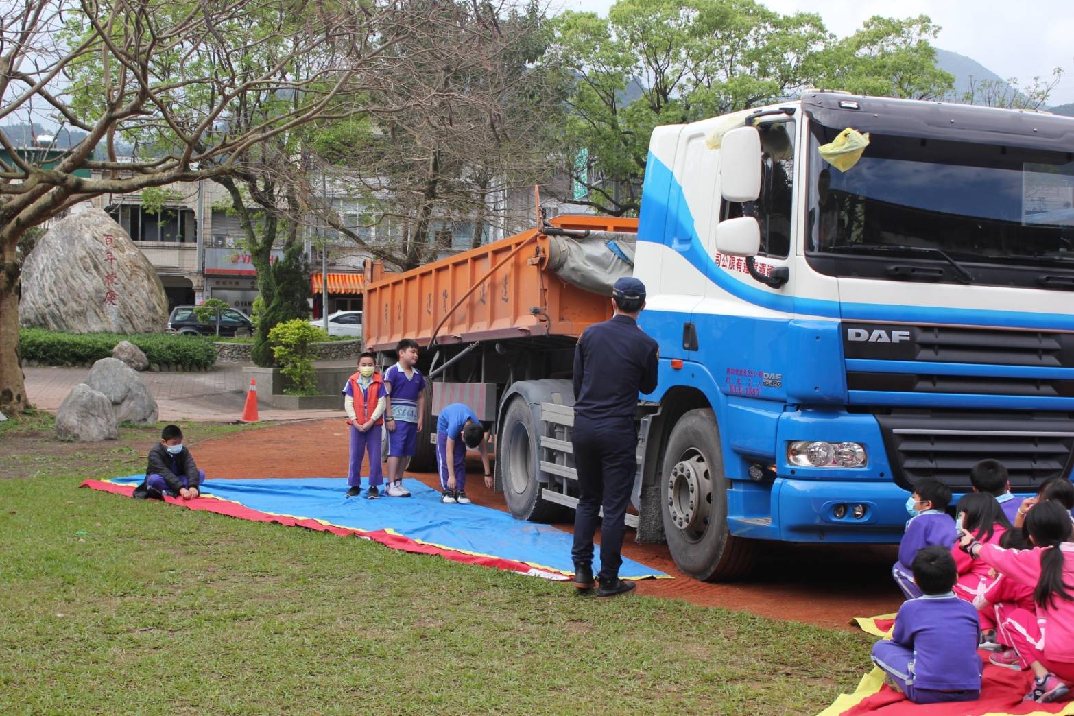 砂石車開入蘇澳校園