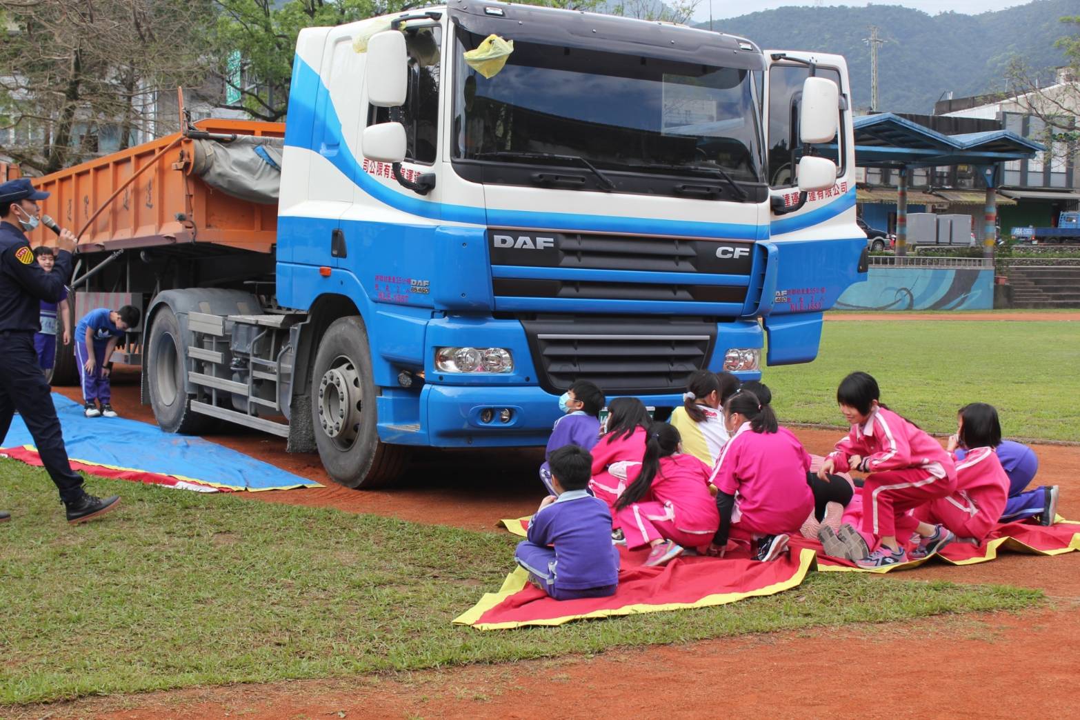 砂石車開入蘇澳校園