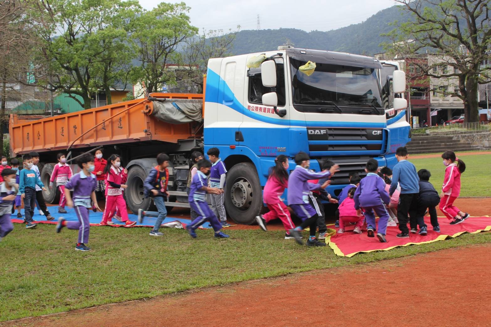 砂石車開入蘇澳校園